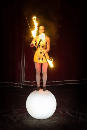 Teatrale performance circense Teatrale performance circense, Viaggio nel tempo
