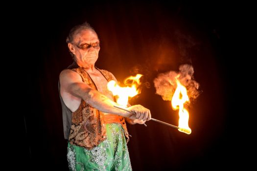 Mangiafuoco, artista del pericolo Il mangiafuoco, artista del pericolo, Viaggio nel tempo